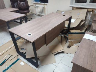 Офисный стол на металлических ножках